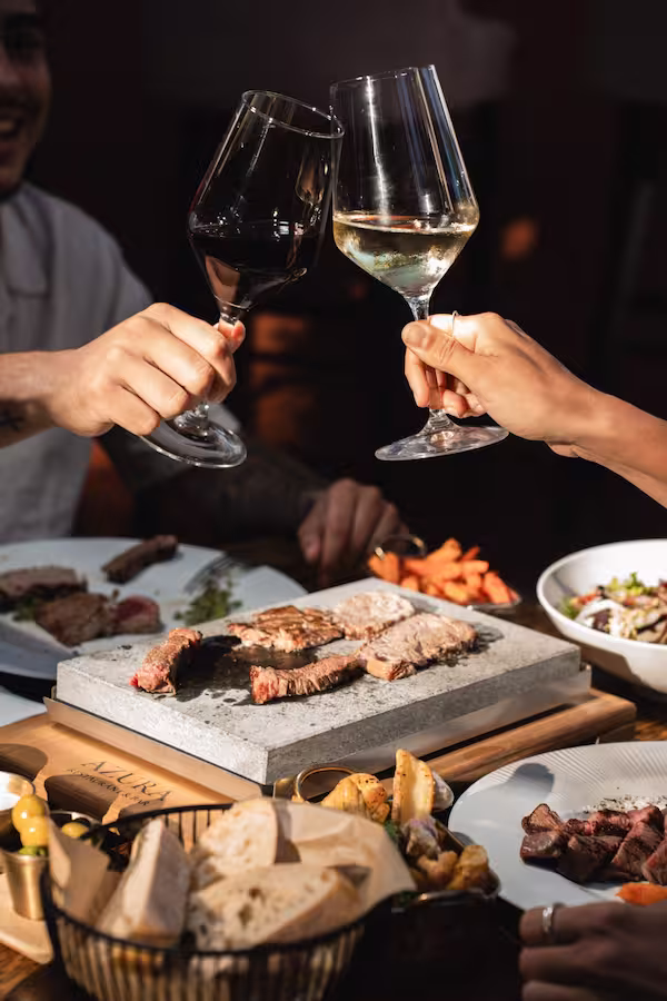 Brindando con copas de vino en Restaurante Azura
