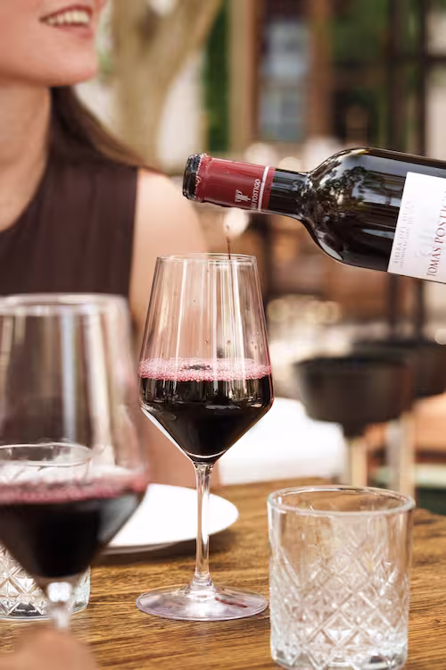 Sirviendo copa de vino en Restaurante Azura