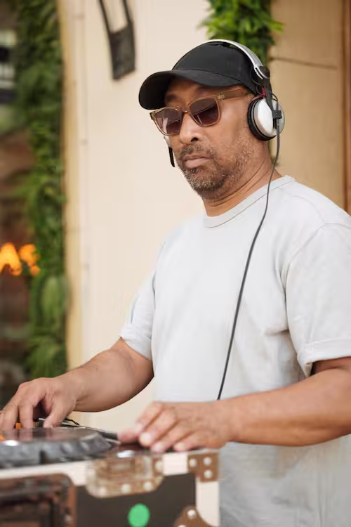 Dj pinchando en Restaurante Azura