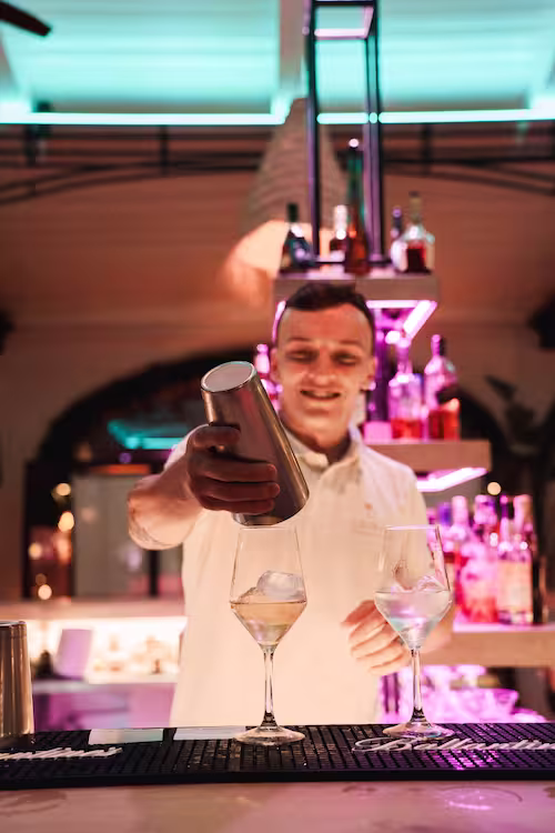 Camarero sirviendo Coktail en Restaurante azura