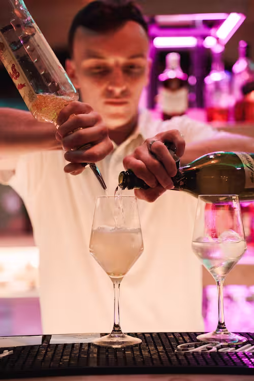 Camarero preparando Cocktail en Restaurante Azura