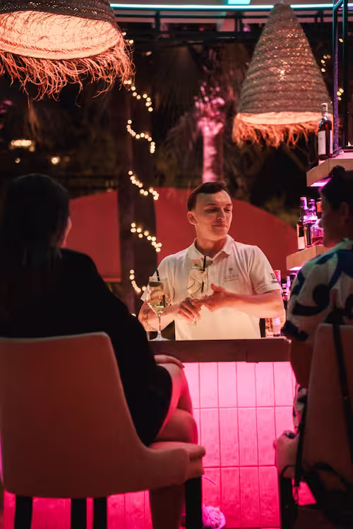 Camarero sirviendo a dos clientes en Restaurante Azura